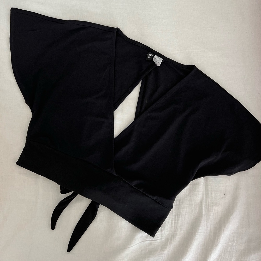 H&M - Black Short Sleeve Crop top